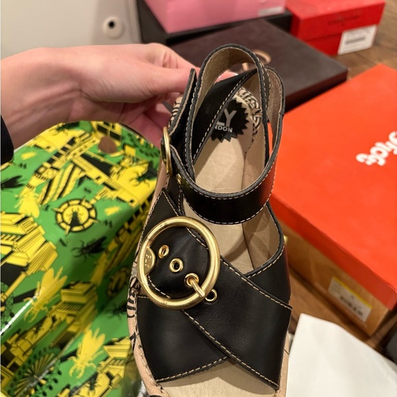 Black leather gold buckle sandals - Picture 3 of 7